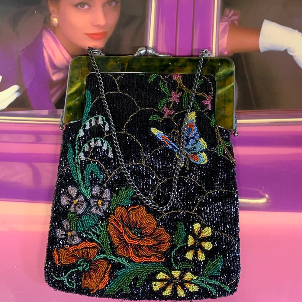 Antique 1920’s Art Deco Beaded Bag with Bakelite?Trim and Kiss Lock Close…